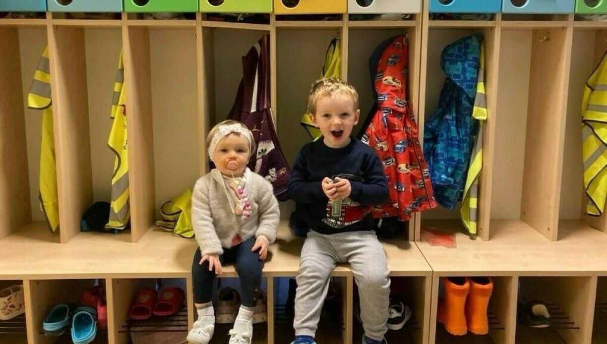 Les frères et sœurs Aoife et Naoise lors du premier jour de crèche d'Aoife.