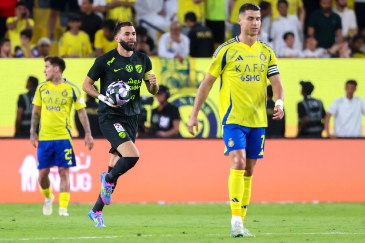 L'attaquant français Karim Benzema avec son club saoudien d'Al-Ittihad, lors d'un match de championnat contre l'équipe Al-Nassr de Cristiano Ronaldo, le 7 mai 2025 à Ryad