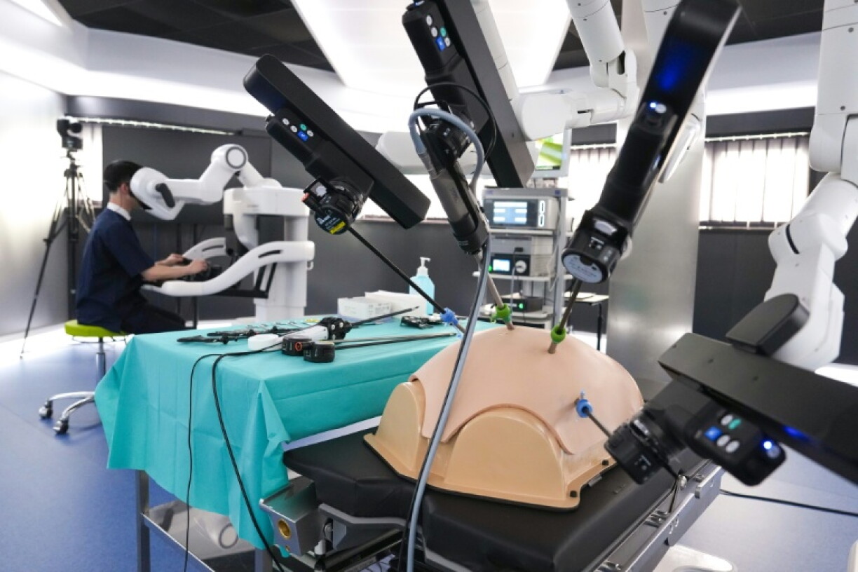 Un homme pilote le robot chirurgical baptisé "Hinotori", à l'Institut de recherche contre les cancers de l'appareil digestif (Ircad), à Strasbourg, le 7 septembre 2026
