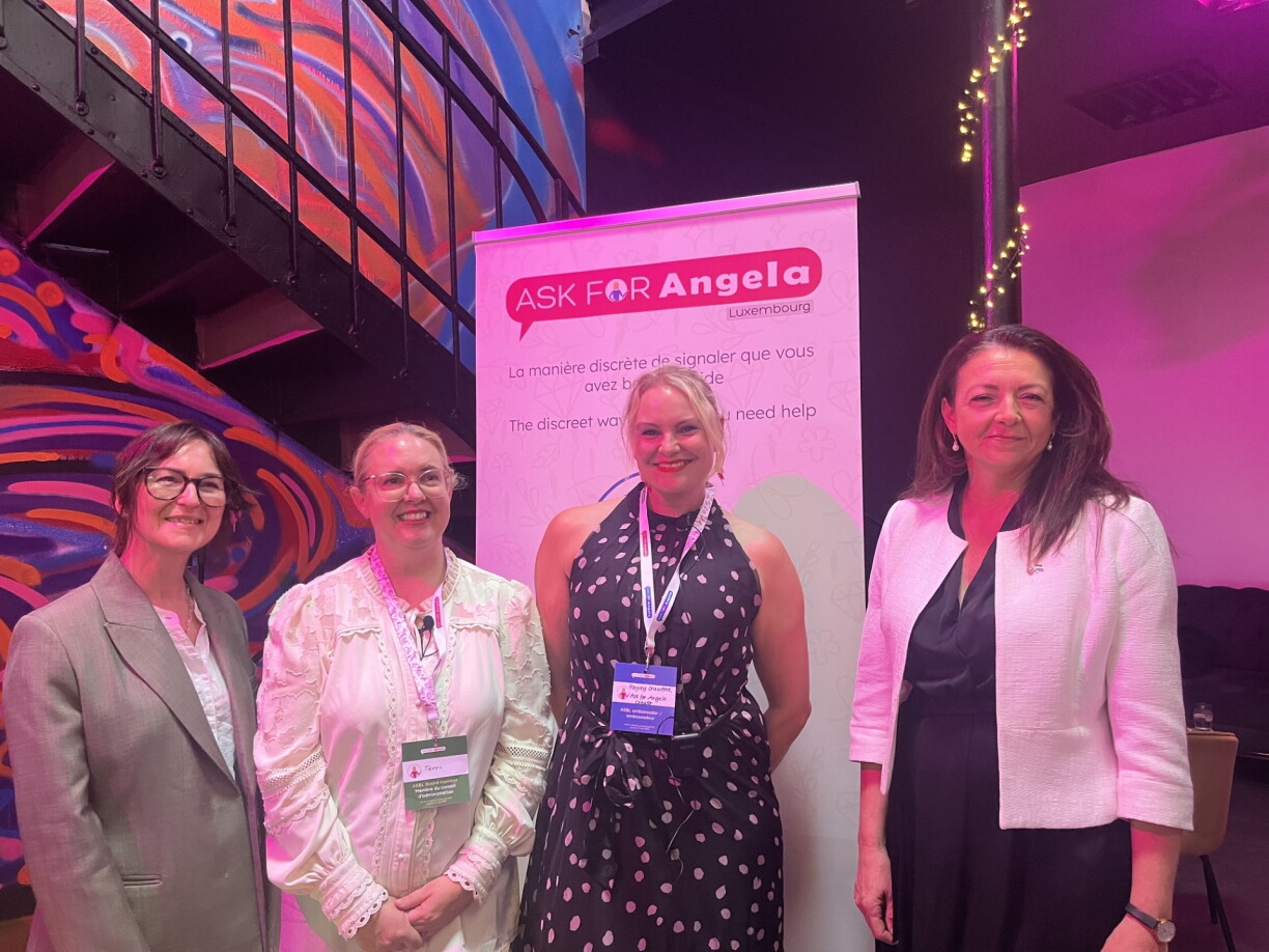 Ënnert anerem déi brittesch Ambassadrice zu Lëtzebuerg Joanne Olivier (riets) war bei der Presentatioun mat dobäi.