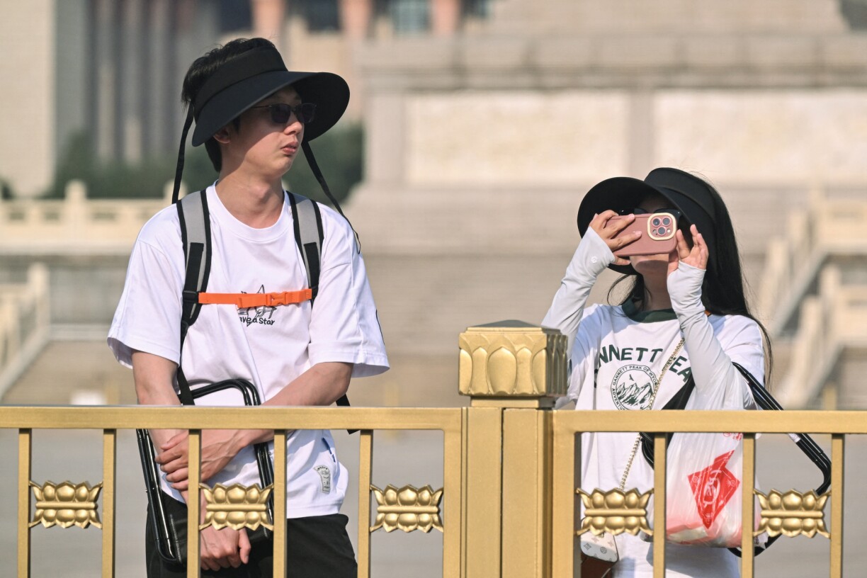 Des touristes devant le square de Tiananmen, le 4 juin 2024.