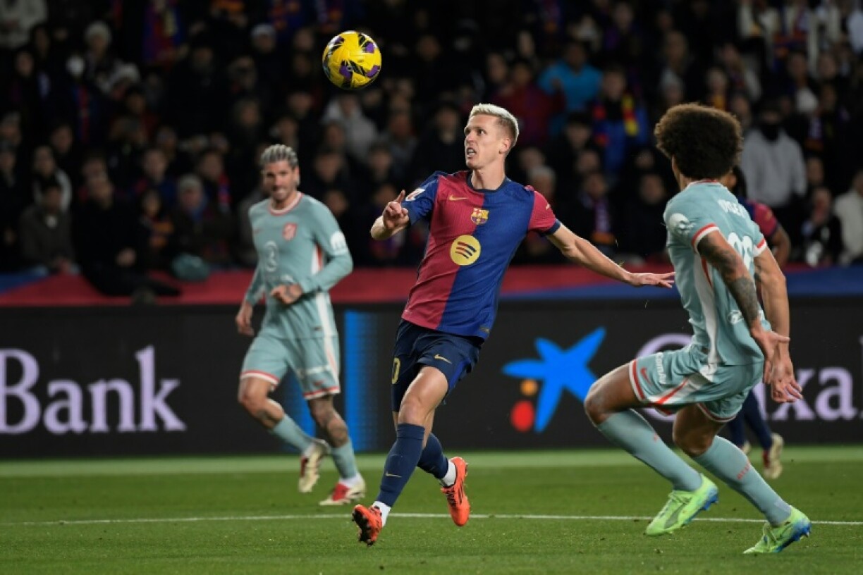 Le milieu offensif du Barça Dani Olmo (centre), lors du match de Liga contre l'Atlético Madrid, à Barcelone le 21 décembre 2024