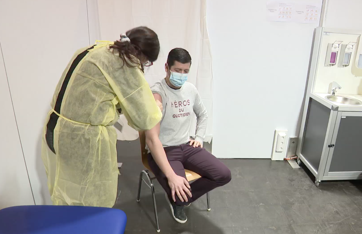 Lors de la vaccination très médiatisée au Centre de vaccination du Hall Victor Hugo, lundi peu après midi.