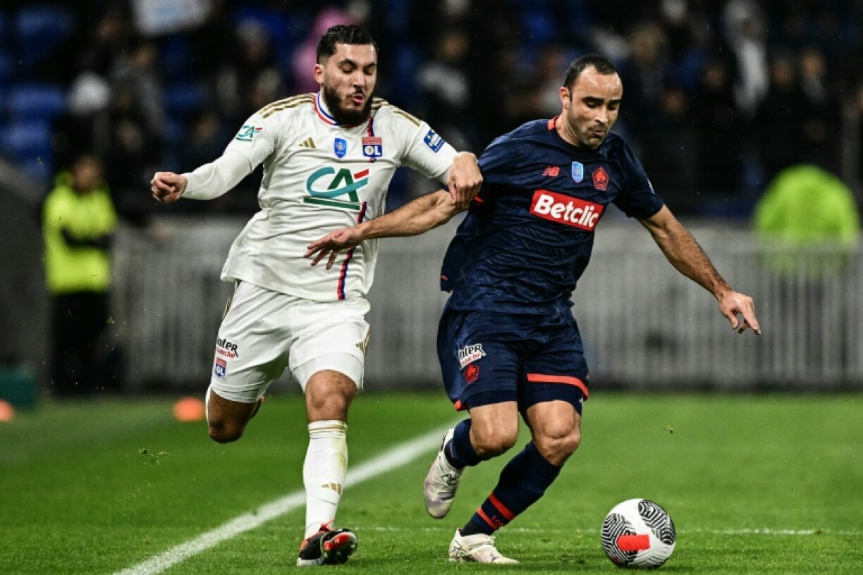 Le milieu de Lyon Rayan Cherki (à gauche) à la lutte avec le défenseur brésilien de Lille Ismaily Santos pendant le 8e de finale de coupe de France entre les deux clubs mercredi à Lyon.