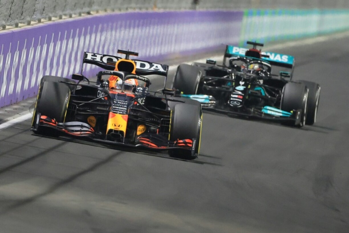 Les pilotes Max Verstappen (Red Bull) et Lewis Hamilton (Mercedes) roues dans roues lors du GP d'Arabie saoudite à Jeddah, le 5 décembre 2021