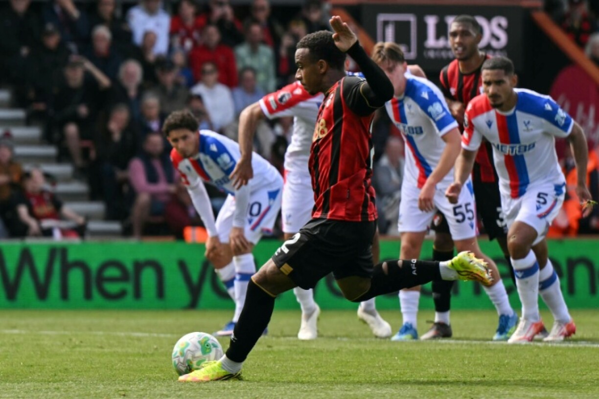 Eli Junior Kroupi marque sur penalty contre Crystal Palace, le 3 mai 2026 à Bournemouth