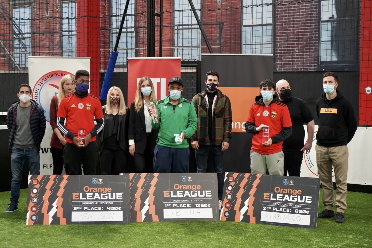 Daniel SANTOS, Entraineur national de l’équipe nationale A Dames ; Lena KRIER, gardienne équipe nationale A Dames ; « Ivanilson » ; Jill DE BRUYN, millieu de terrain équipe nationale A Dames ; Barbara FANGILLE, Head of Communication Orange Luxembourg; « LXBFIFA » ; Julien PROIA, CEO et Fondateur de The Loft ; « xFabinhoo » ; Joe HOFFMANN, Président de la LESF ; Gilles Faber, Représentant de la FLF.