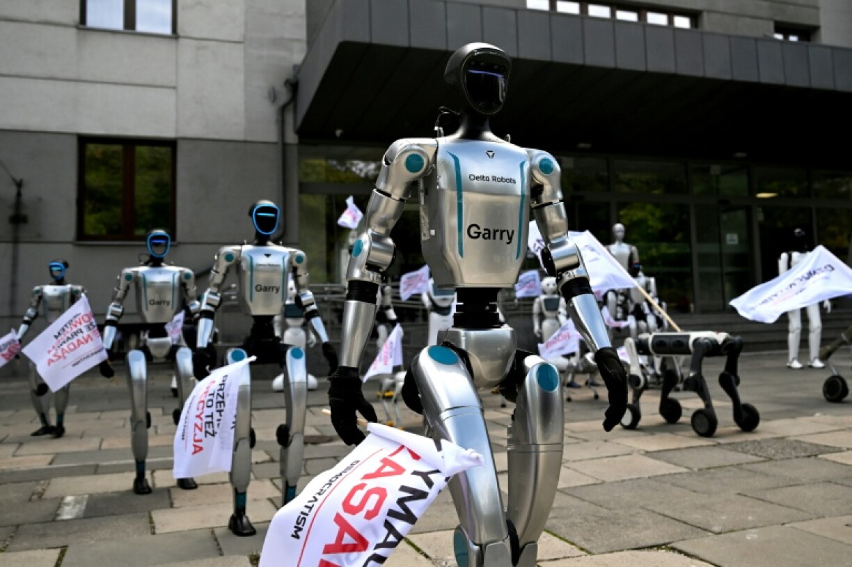 Ungewöhnlicher Protest in Warschau: Rund 30 Roboter haben am Montag vor dem polnischen Digitalministerium für eine Regulierung von Künstlicher Intelligenz (KI) demonstriert. Sie schwenkten Fahnen, "skandierten" Parolen und marschierten im Kreis.