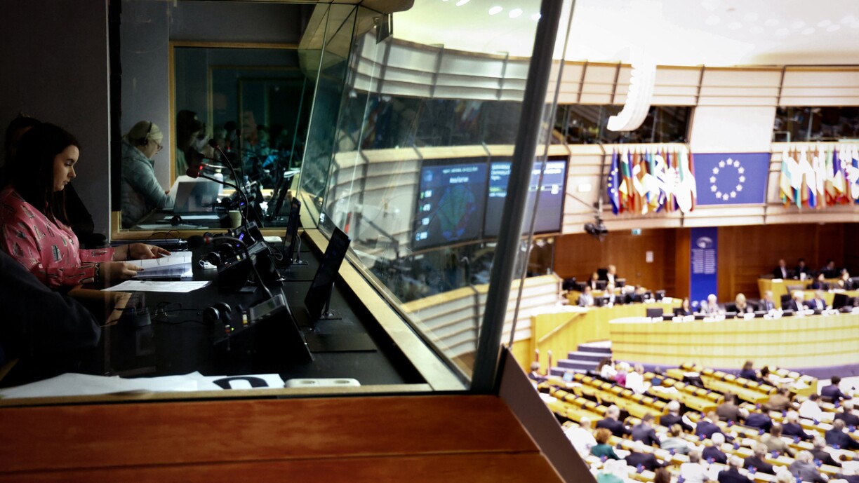 Archivbild vun den Iwwersetzungskabinnen am EU-Parlament.