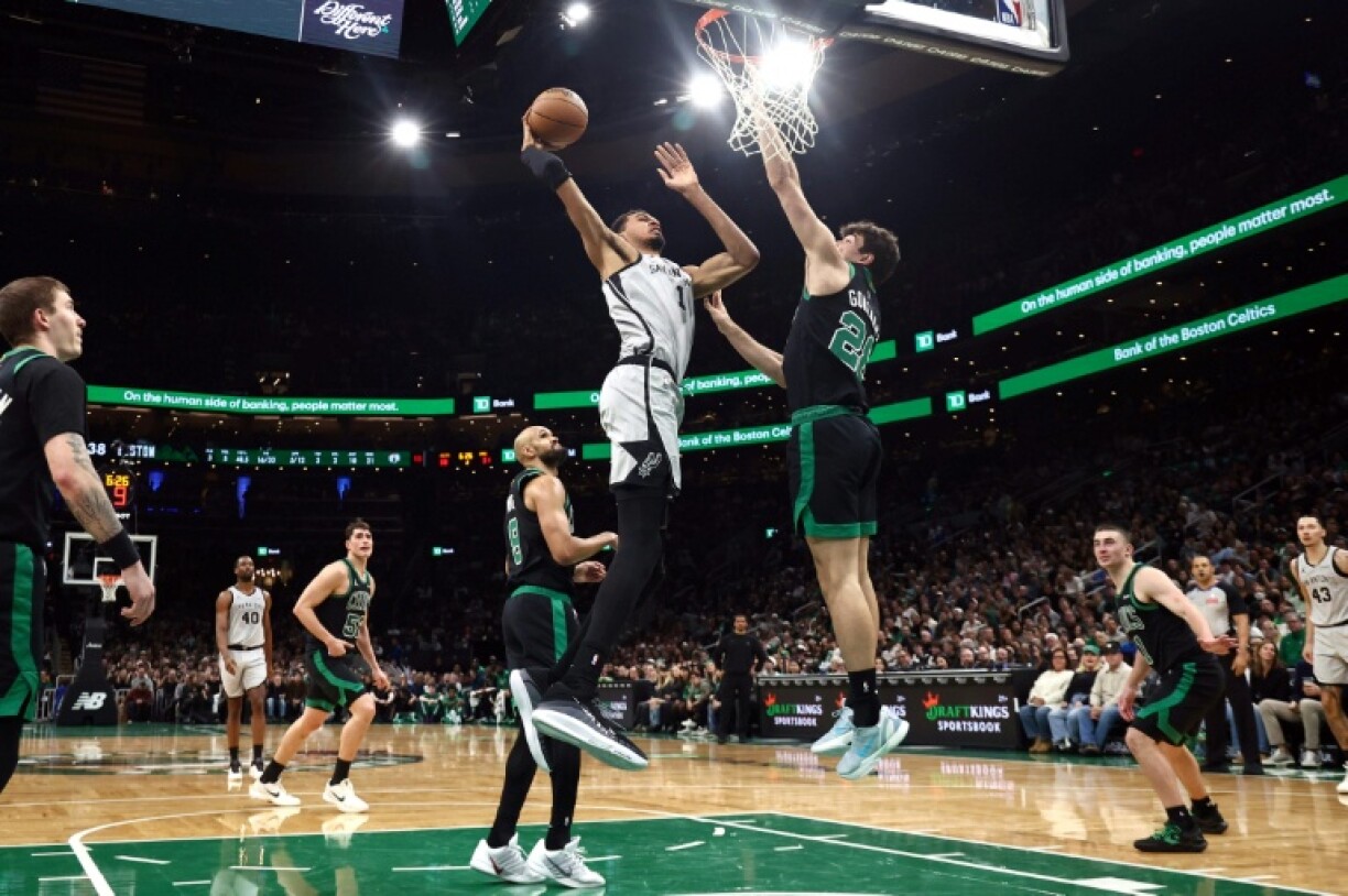 Victor Wembanyama dunke lors du match NBA des San Antonio Spurs contre les Boston Celtics, le 10 janvier 2026 à Boston