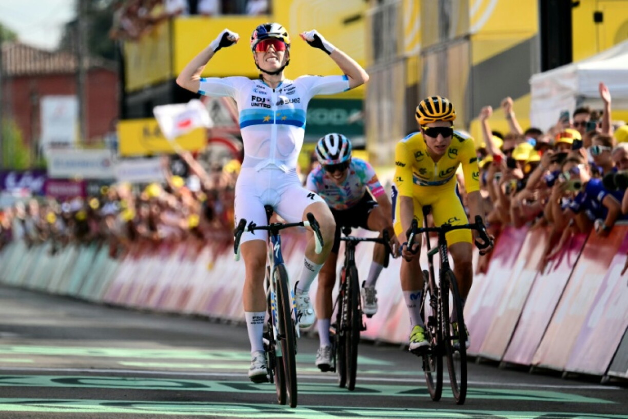 La Néerlandaise Demi Vollering (C) vainqueur de la 5e étape du Tour de France Femmes devant la maillot jaune Marlen Reusser et la Polonaise Katarzyna Niewiadoma, le 5 août 2026 entre Mâcon et Belleville-en-Beaujolais