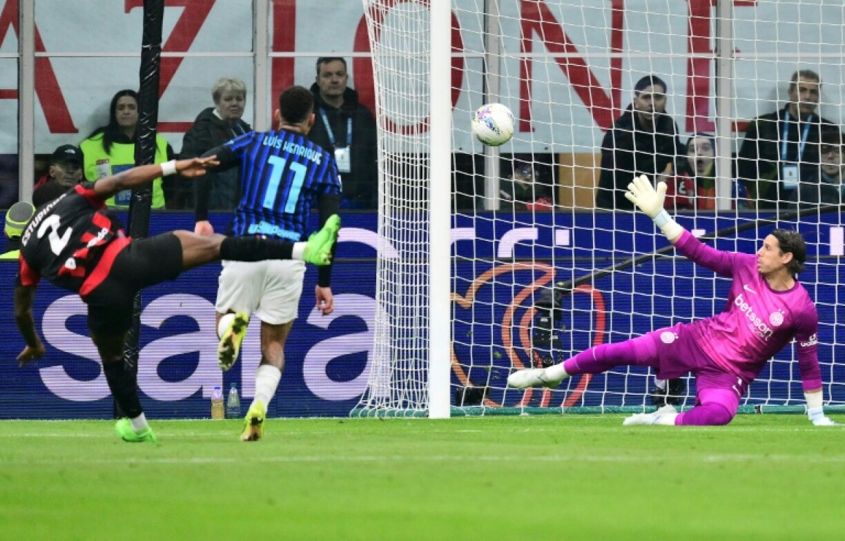 Le défenseur de l'AC Milan Pervis Estupinan inscrit le but de la victoire (1-0) dans le derby contre l'Inter lors de la 28e journée du Championnat d'Italie le 8 mars 2026 à San Siro