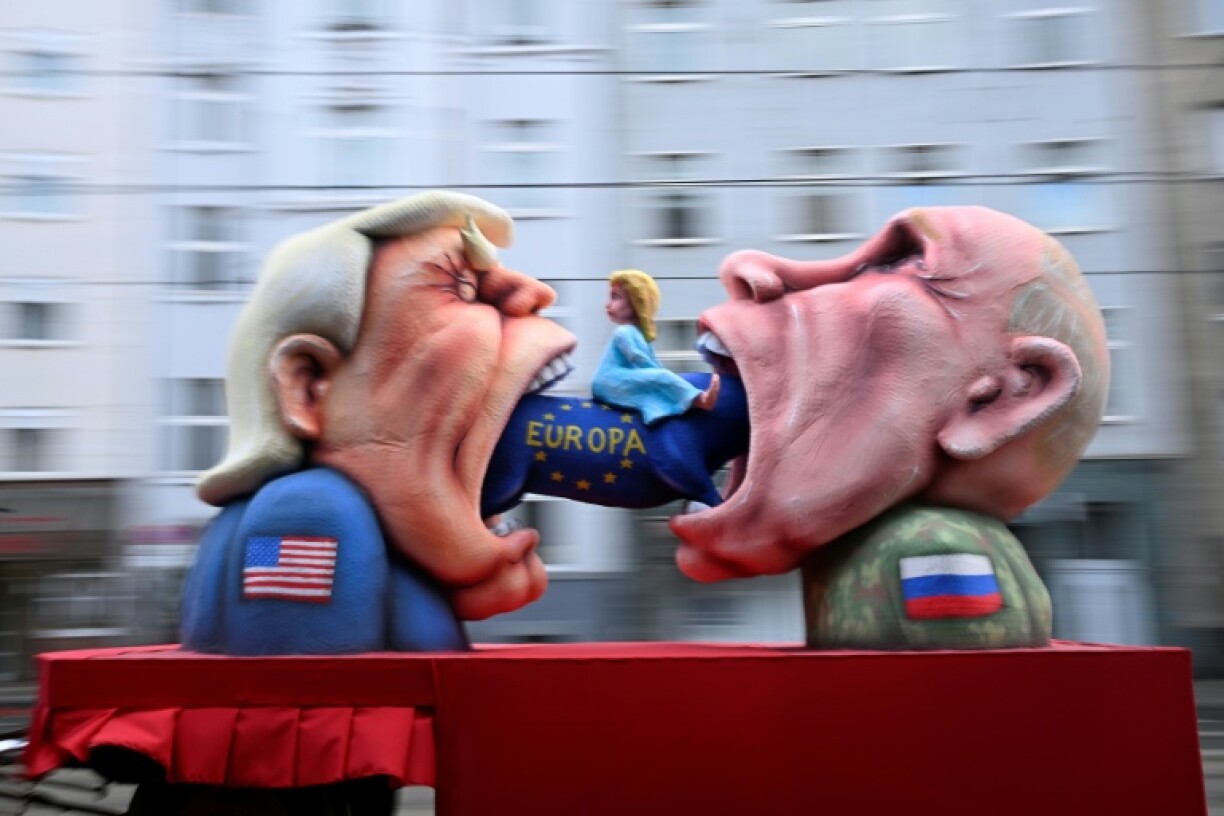 Un char de carnaval conçu par le créateur allemand Jacques Tilly, représentant le président américain Donald Trump (g) et le président russe Vladimir Poutine (d), lors du carnaval de Düsseldorf, le 16 février 2026 en Allemagne