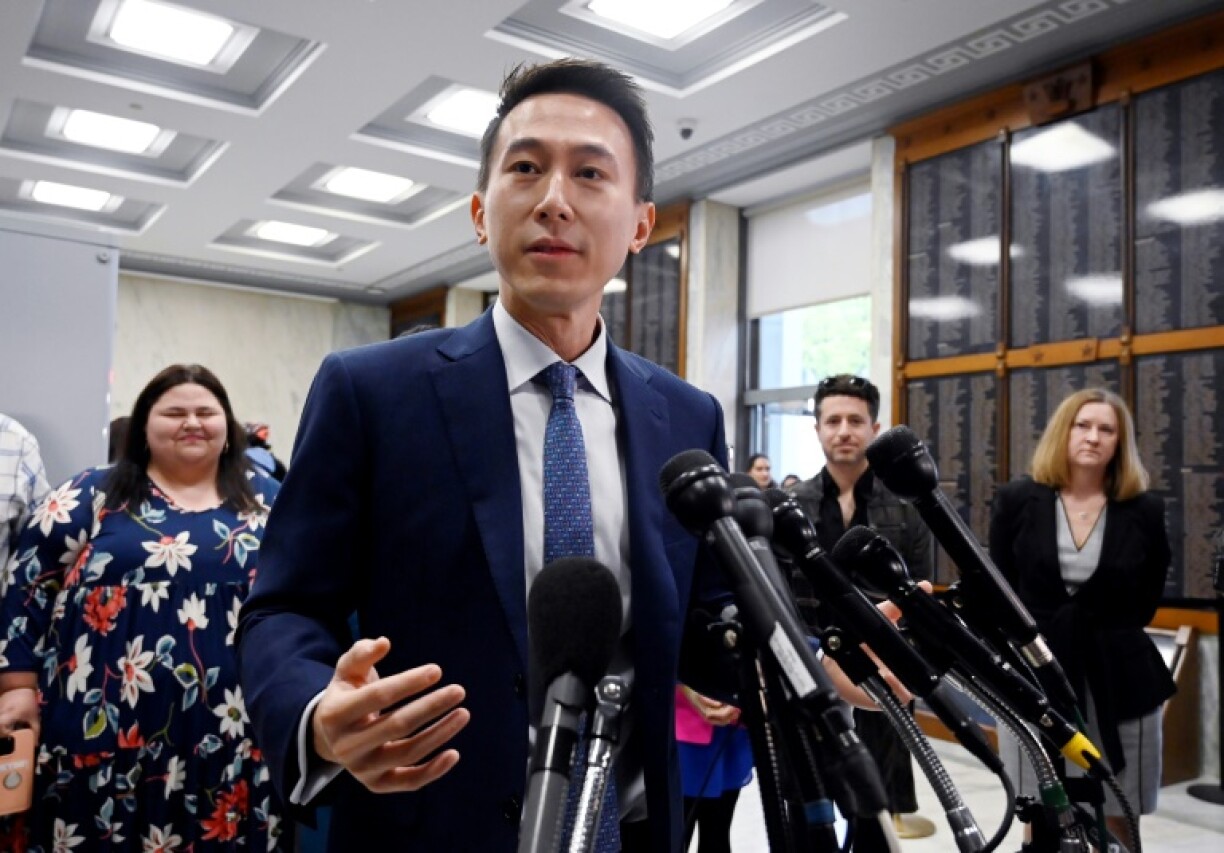 Le patron de TikTok, Shou Zi Chew, fait une déclaration à la presse avant son audition par le Congrès américain, le 23 mars 2023 à Washington