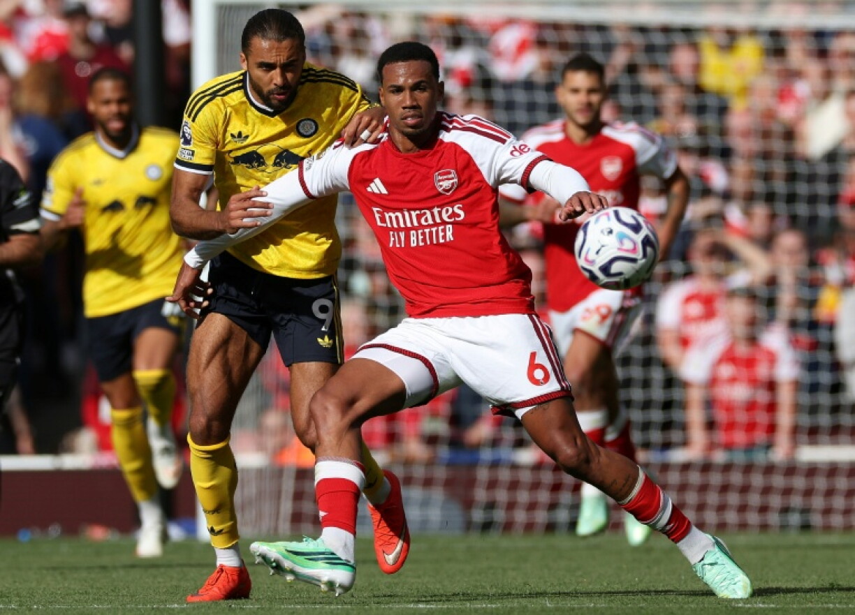 Le défenseur brésilien d'Arsenal (en rouge) Gabriel Magalhaes lors du match contre Leed samedi en Premier League à l'Emirates Stadium à Londres.