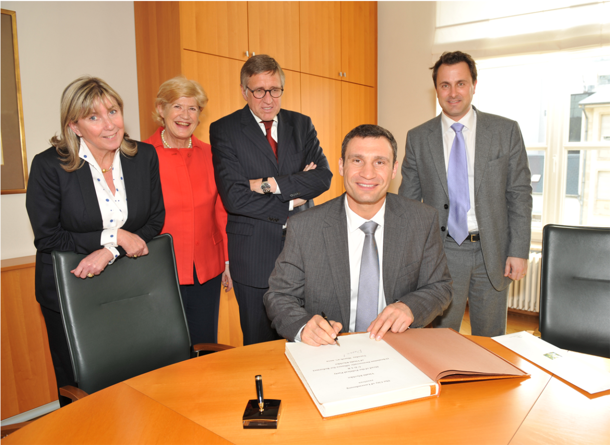 En mars 2012, une délégation du parti politique UDAR (Ukrainian Democratic Alliance for Reforms) autour de Vitali Klitschko (assis), son président, était en visite à Luxembourg-ville. Xavier Bettel (à droite) était alors bourgmestre de la capitale.