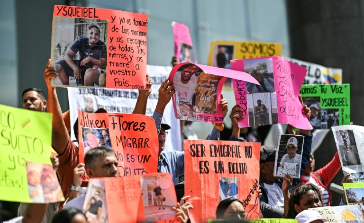 Relatives of Venezuelan migrants deported by the United States and imprisoned in El Salvador hold a protest in Caracas in April 2025