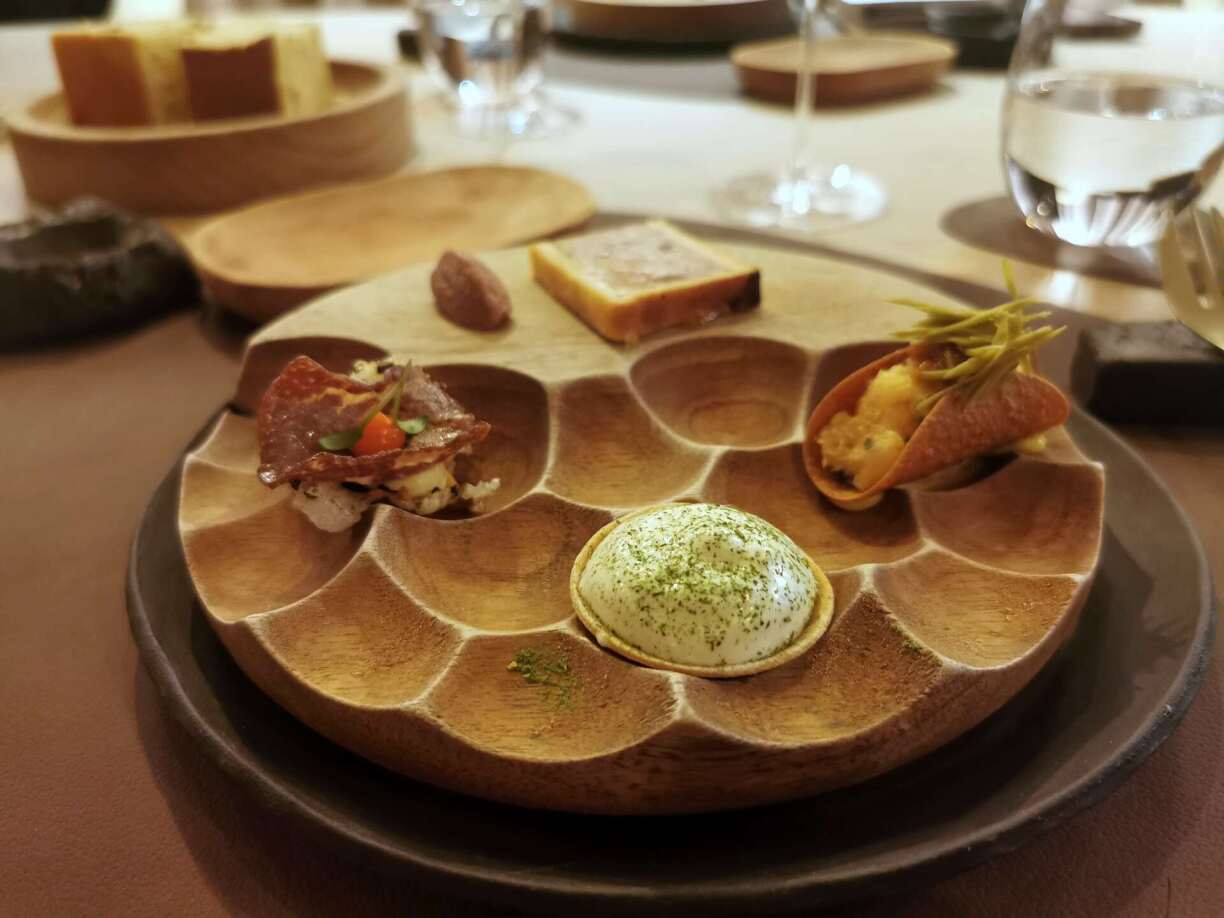 Le dîner à 6 mains concocté mercredi par les chefs des restaurants Ma Langue Sourit, Apdikt et Equilibrium a débuté par un apéritif constitué d'un petit pâté en croute, d'une tartelette au raifort-truite-livèche, d'un tacos à la rillette de poisson-tomate et d'un satay de boeuf grillé.