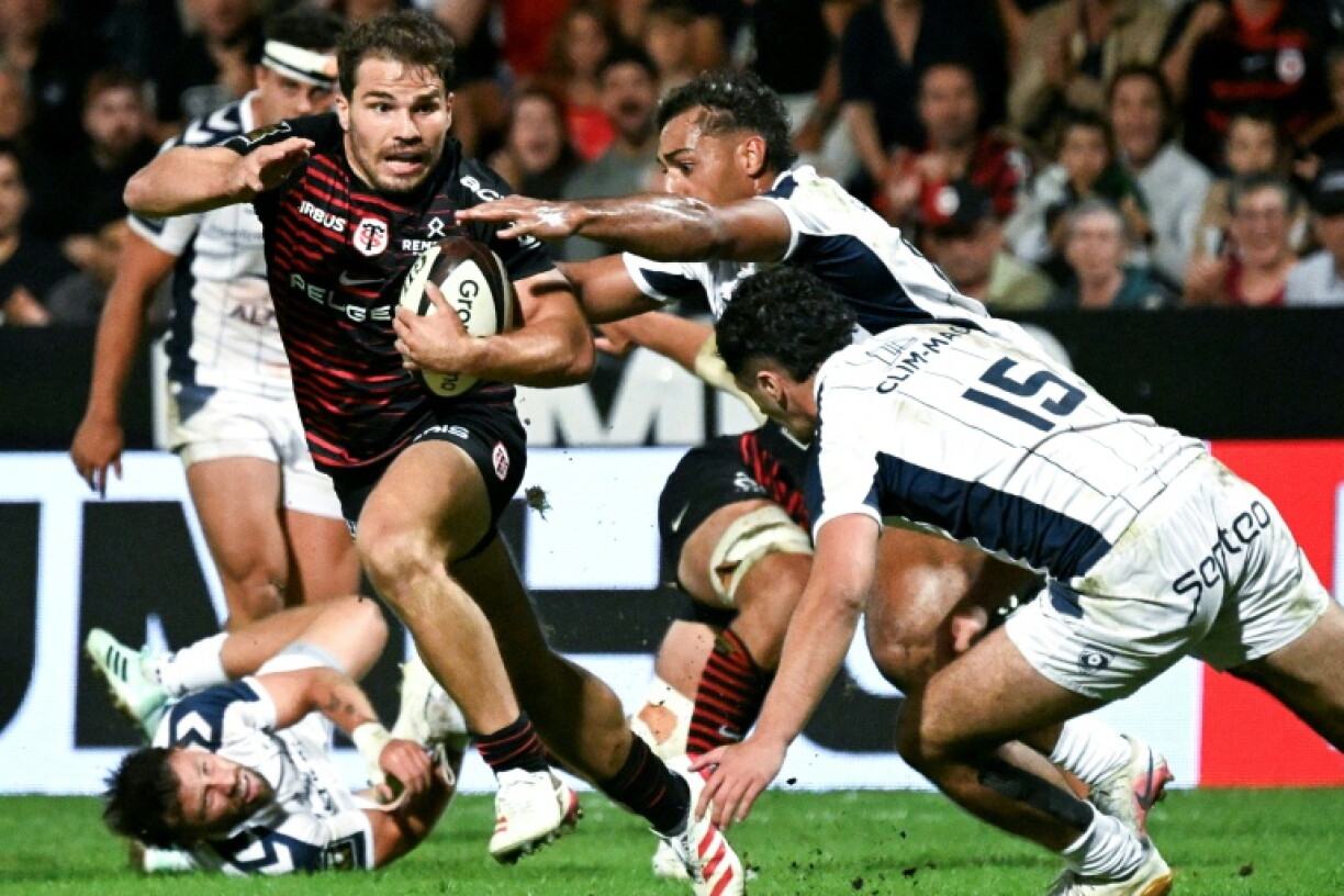 Scrum-half Antoine Dupont scored two of Toulouse's tries in a 40-18 win over Montpellier which puts them top of the Top 14