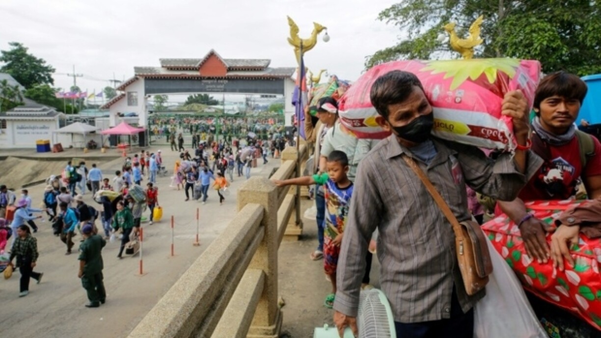 Des immigrés cambodgiens en Thaïlande rentrent dans leur pays par le poste frontière de Doung, le 28 juillet 2025
