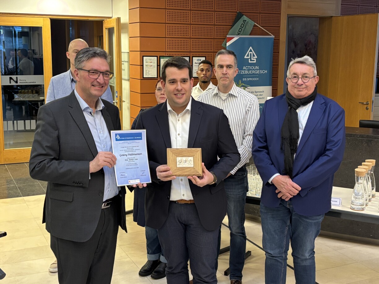 Houfreg: De President vun der AL, Claude Bache (lénks), iwwerreecht dem Nidderaanwener Buergermeeschter Fréd Ternes d'Éiereplackett "Dicks-Rodange-Lentz" am Sëlwer.