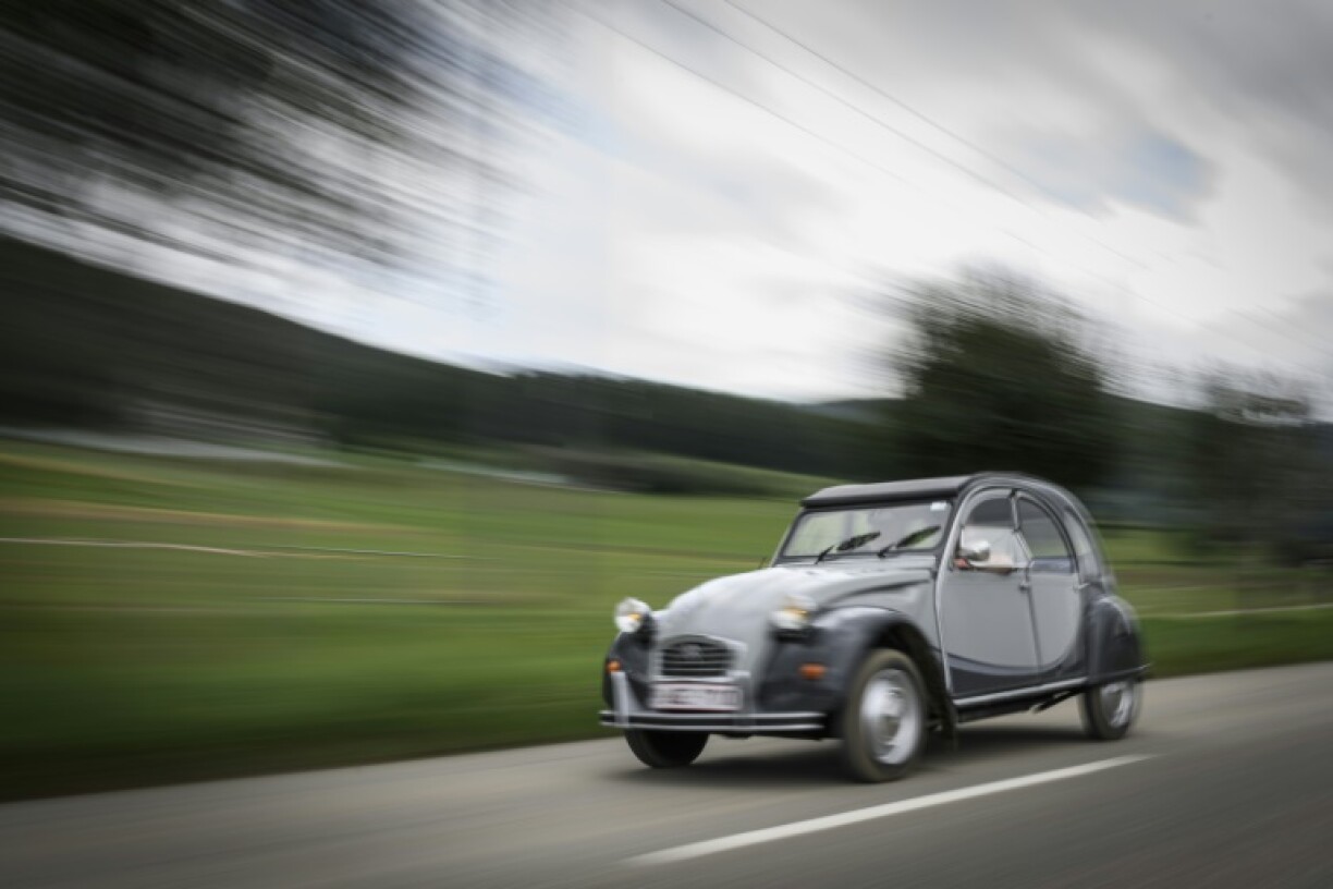 Une Citroen 2CV arrive près de Delemont, dans le nord de la Suisse, le 26 juillet 2023, pour la 24e Rencontre mondiale des Amis de la 2CV