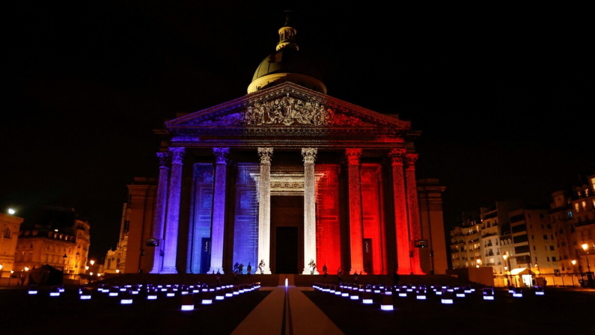 De Panthéon an de Faarwe vu Frankräich beliicht.