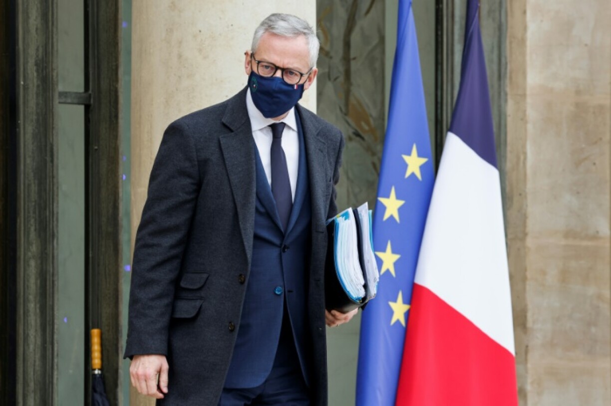 Le ministre français de l'Economie Bruno Le Maire sur le perron de l'Elysée à Paris, le 22 décembre 2021