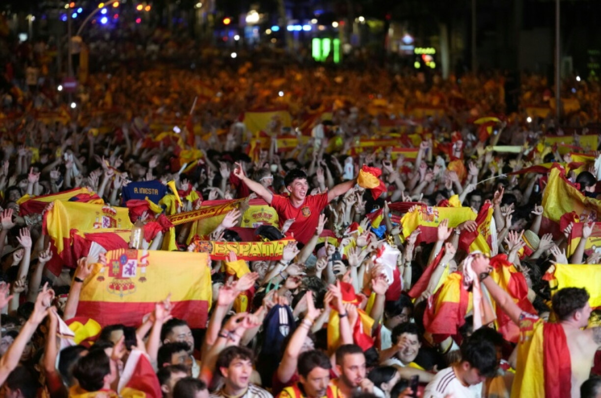 Célébrations sur la place Colon à Madrid après la victoire de l'Espagne en finale de la Coupe du monde de football, le 19 juillet 2026