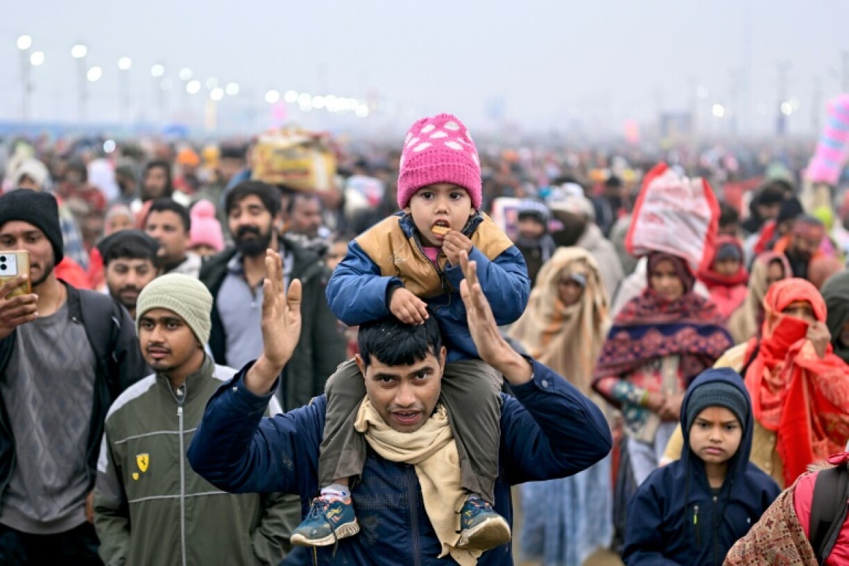 Des pèlerins hindous arrivent à Prayagraj en Inde pour se baigner dans les eaux froides du confluent des fleuves sacrés du Gange, de la Yamuna et de la Sarasvati, le 13 janvier 2025