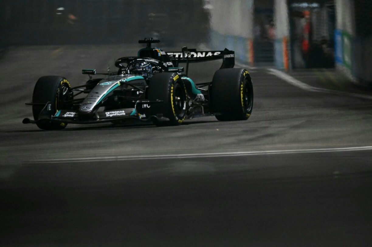 Le pilote Mercedes George Russell lors des qualifications pour la course Sprint de F1 le 9 octobre 2026 sur le circuit de Marina Bay à Singapour