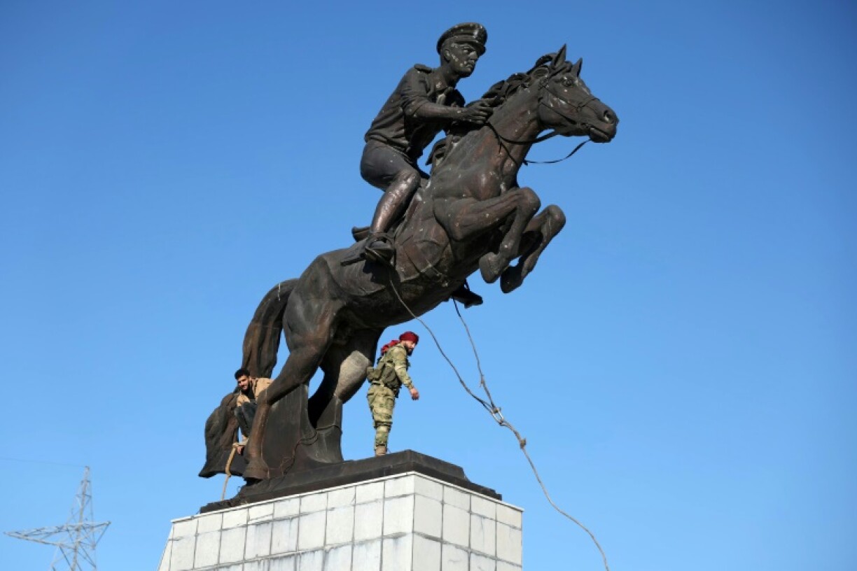 Anti-government fighters in central Aleppo prepare to topple the equestrian statue of Bassel-al-Assad, the late brother of Syrian President Bashar al-Assad