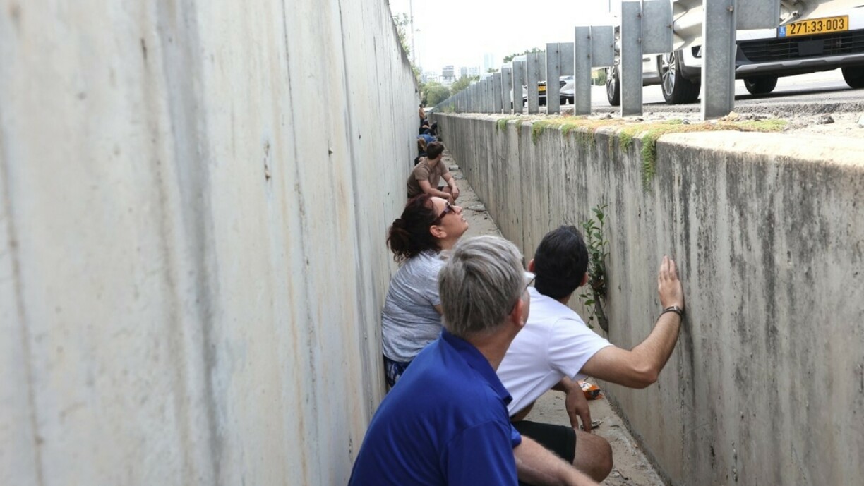 Chaque jour, les habitants de Tel-Aviv cherchent partout une protection, dès qu'une alerte aux missiles est déclenchée.