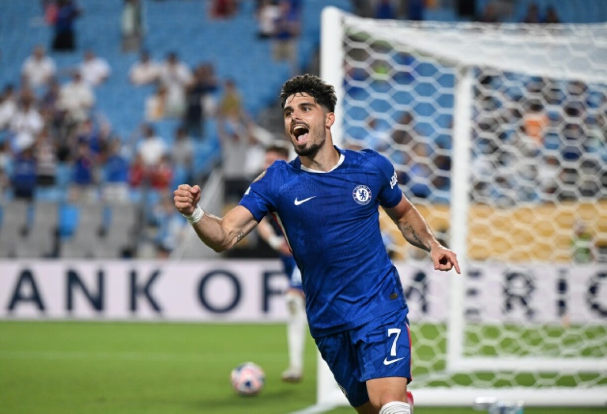 Pedro Neto célèbre après avoir marqué le troisième but de Chelsea face à Benfica