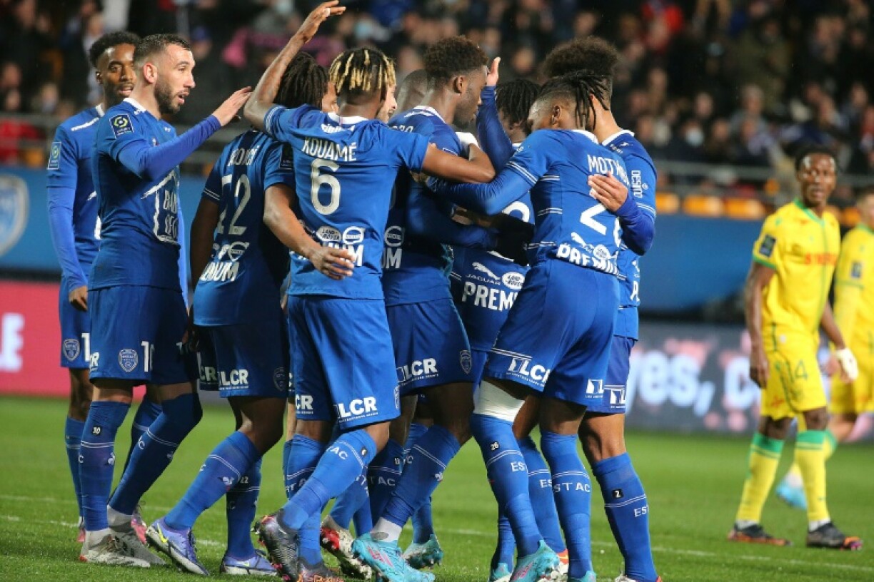 Les joueurs de Troyes fêtent le but d'Ike Ugbo, celui de leur victoire contre Nantes au stade de l'Aube, le 12 mars 2022