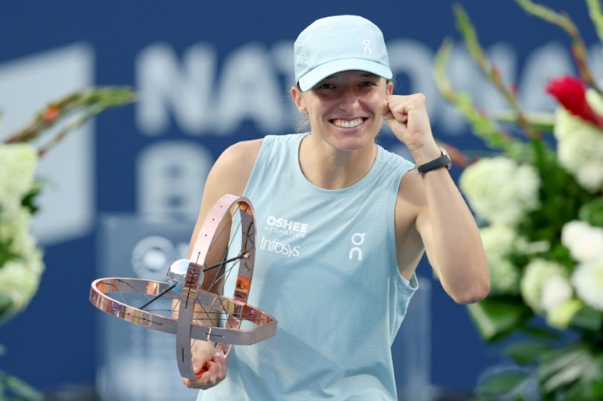 Iga Swiatek avec le trophée de vainqueur du WTA 1000 de Toronto après sa victoire contre Elena Rybakina en finale, le 13 août 2026