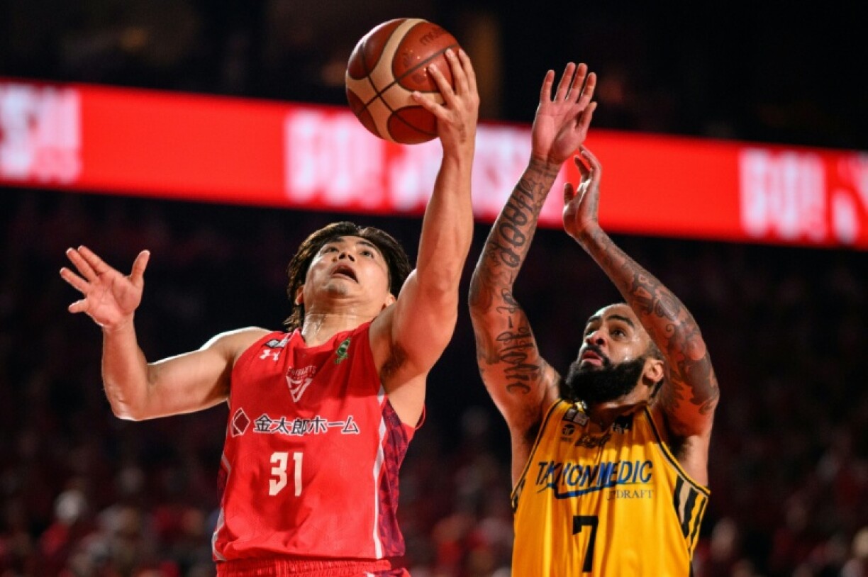 Chiba Jets' Shuta Hara (left) and Sendai 89ers' Stanton Kidd battle for the ball