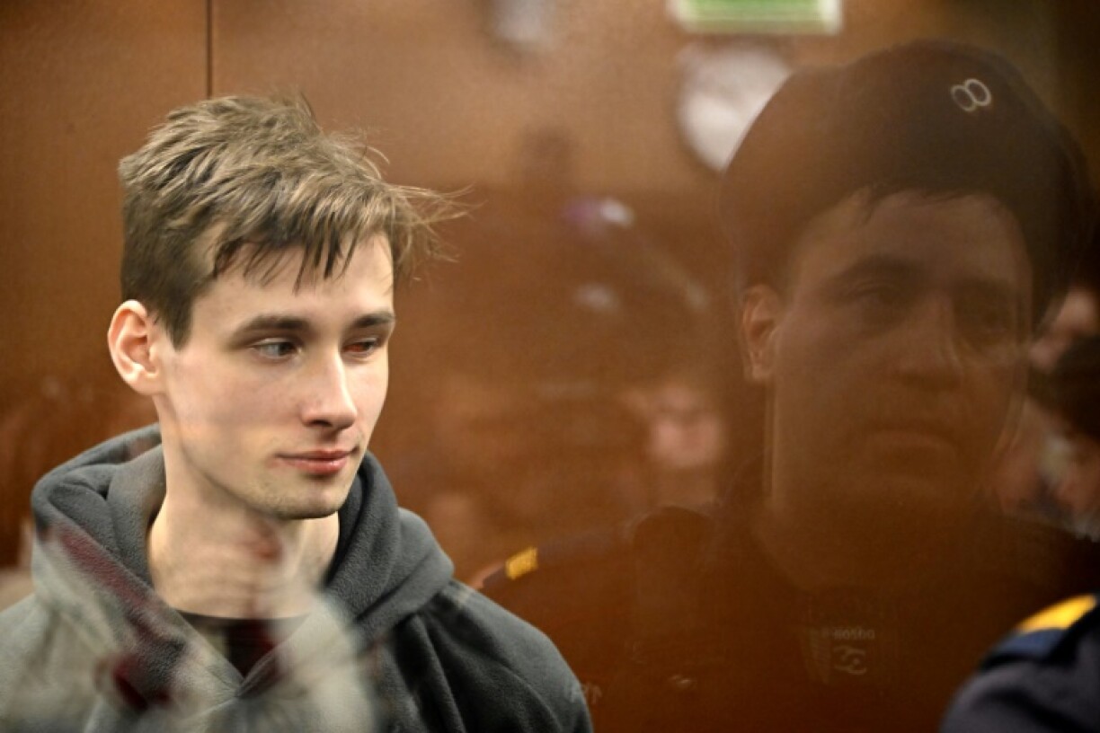 Le poète russe Yegor Shtovba devant un tribunal de Moscou le 28 décembre 2023