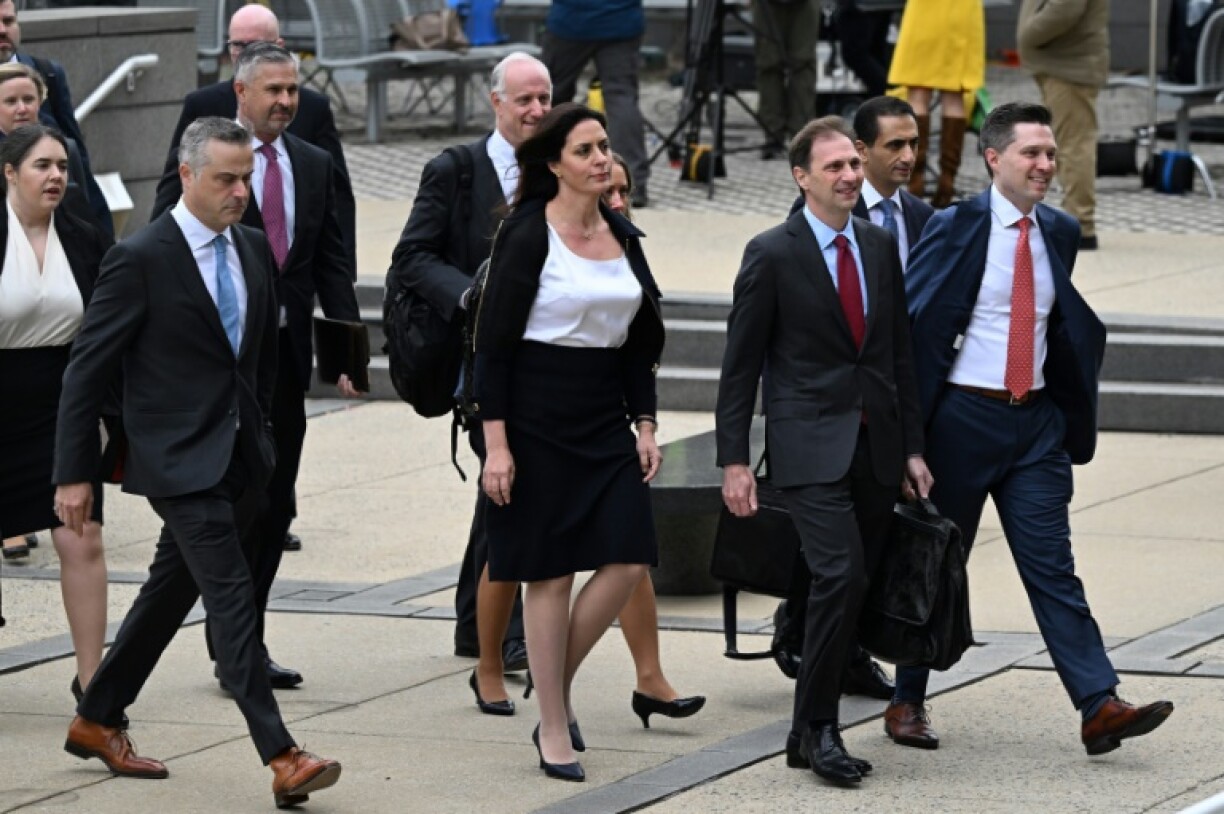 Les avocats de Dominion Voting Systems arrivent à la cour supérieure de l'Etat du Delaware, à Wilmington, le 18 avril 2023