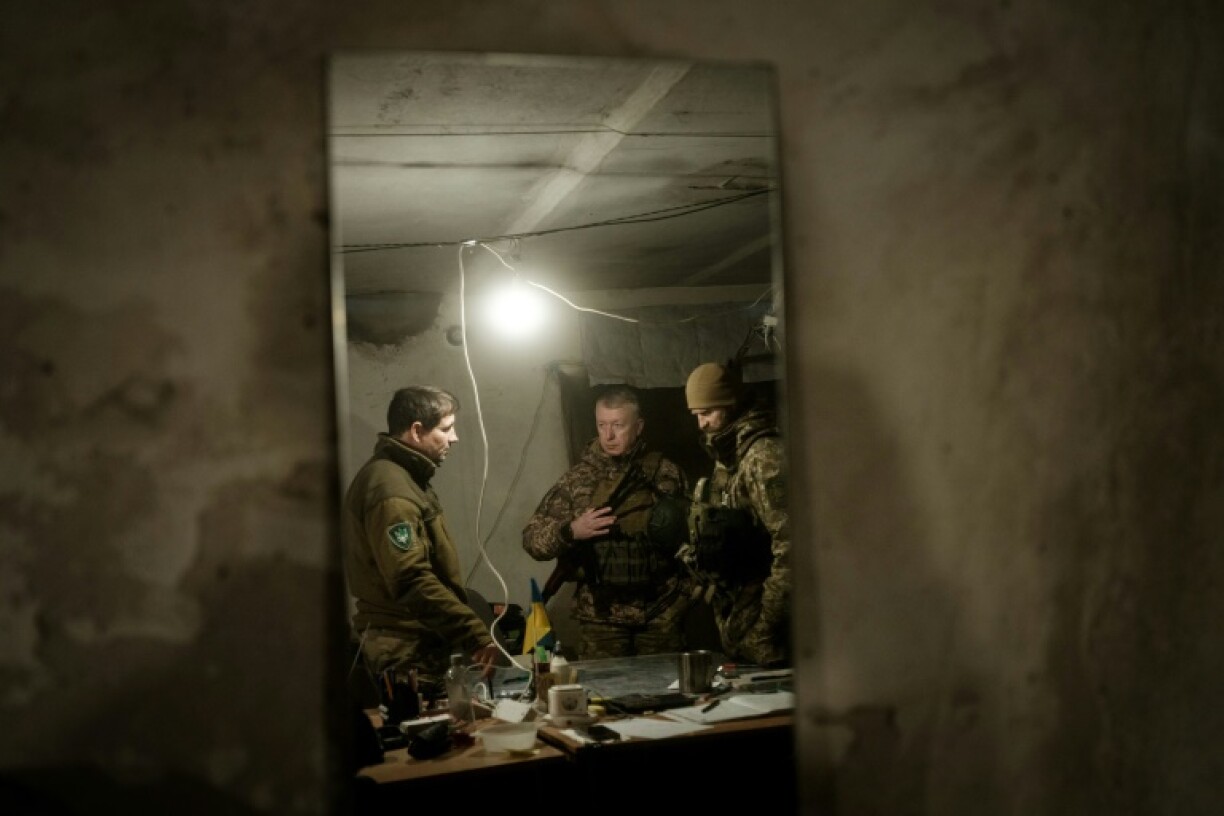 Situé au centre, l'ancien gouverneur ukrainien de l'Oblast de Tchernivtsi, Serhiy Osachuk, est désormais lieutenant-colonel du Service national des gardes-frontières d'Ukraine