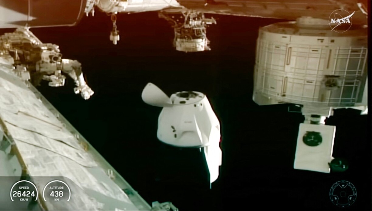 D'Kapsel vu Space X beim Ofdocke vun der ISS.