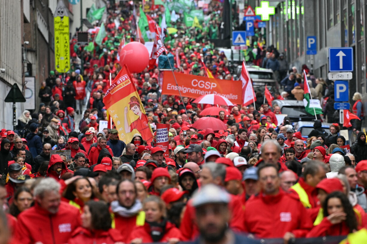 Des manifestants participent à une manifestation syndicale contre les mesures budgétaires du gouvernement fédéral à Bruxelles.