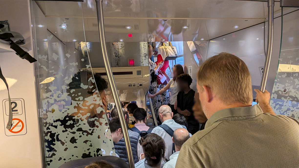 Des frontaliers entassés dans un train à destination de Luxembourg-ville le lundi 29 juin 2026