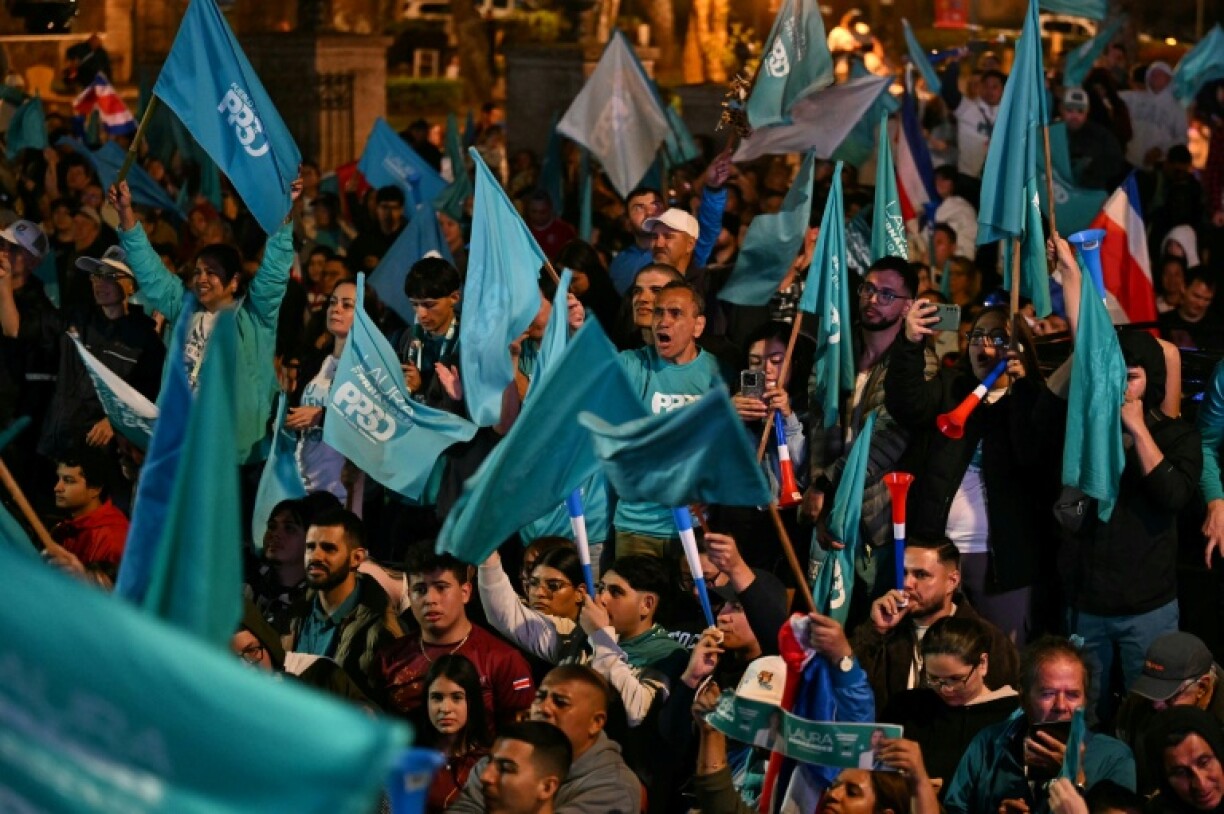 Les partisans de la candidate du parti conservateur au pouvoir, Laura Fernandez, célèbrent sa victoire après l'annonce des résultats de l'élection présidentielle à San José, le 1er février 2026 au Costa Rica