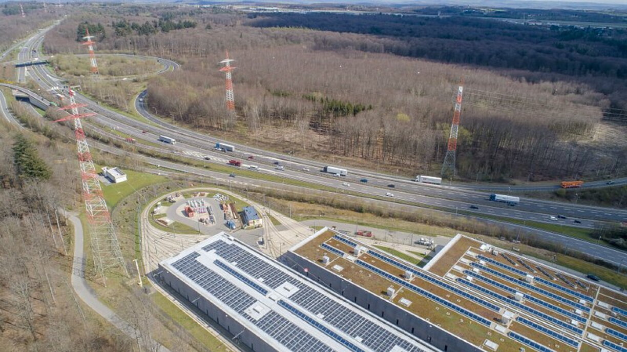 À l'arrière du Tramsschapp, la ligne de tram passera de l'autre côté de l'autoroute de Trèves pour contourner l'échangeur et filer vers le Findel ensuite