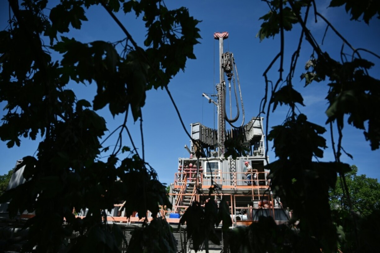 Forage à 2.000 m de profondeur pour aller capter de l'eau chaude afin d'alimenter un système de géothermie, à Szeged, en Hongrie, le 16 juin 2022