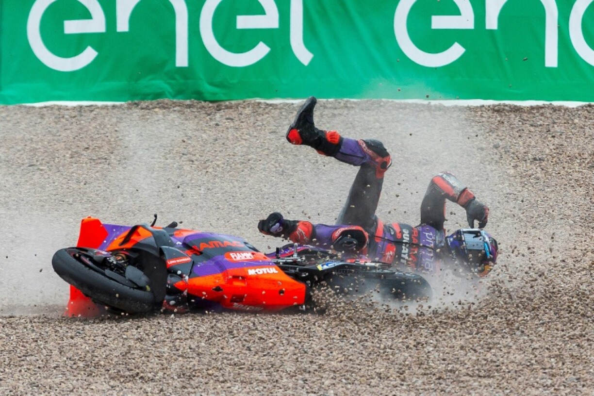 Le pilote de l'écurie Ducati-Pramac Jorge Martin chute alors qu'il occupait la tête du Grand Prix MotoGP d'Allemagne sur le circuit du Sachsenring le 7 juillet 2024.