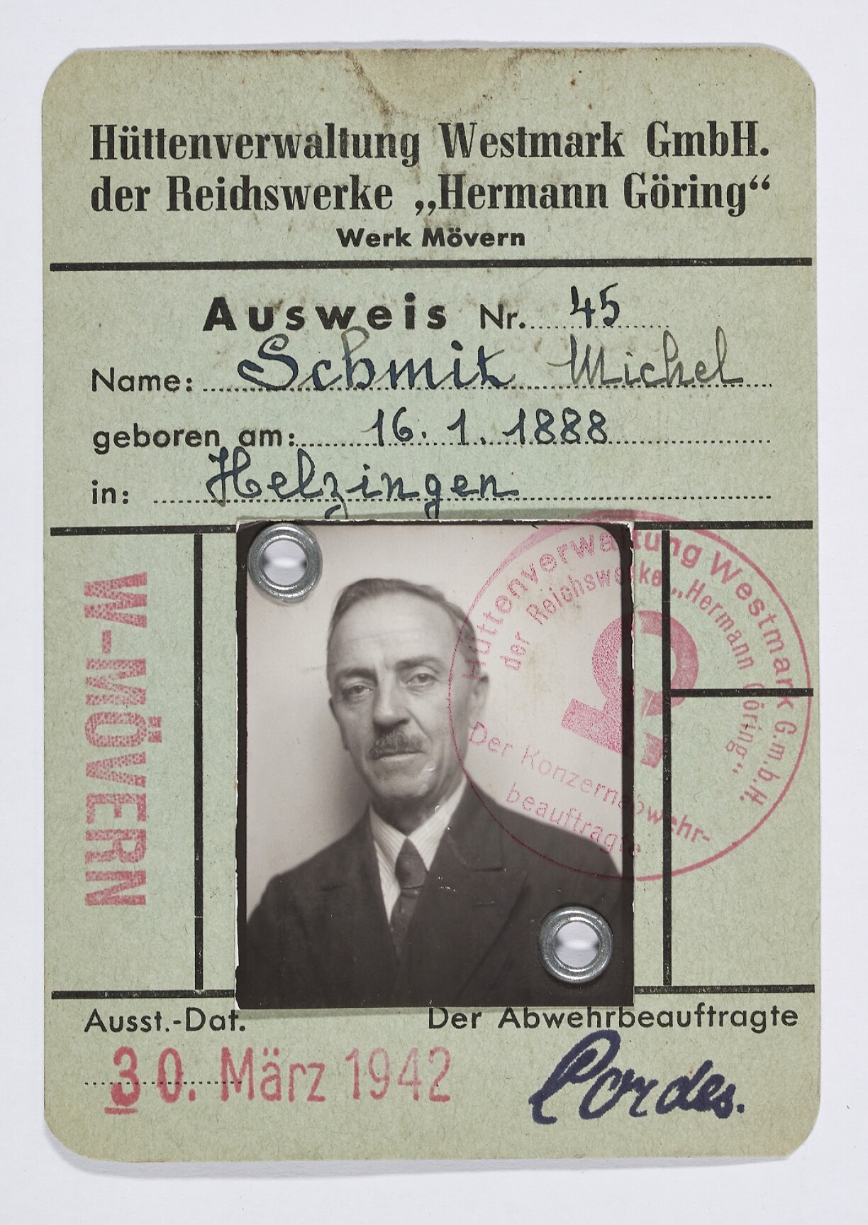 En 1942, Michel Schmit obtient cette carte d'identité allemande l'autorisant à circuler au sein de l'usine de Moyeuvre-Grande.