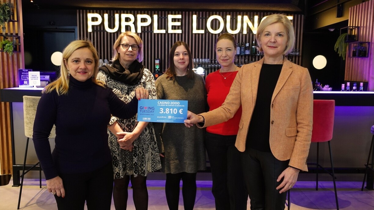 Lydia Biringer-Schmitt, Anne Leick et Marine Weber du CASINO 2OOO remettent un chèque à Sophie Glesener et Anne Schweizer de SOS Villages d’Enfants Monde.