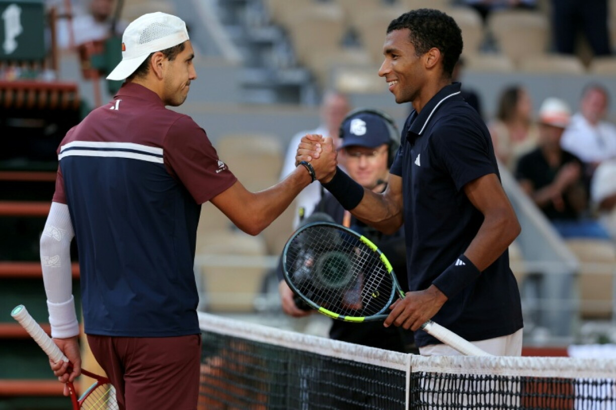 Felix Auger-Aliassime (à droite) salue Alejandro Tabilo après sa victoire, le 1er juin 2026 à Roland-Garros